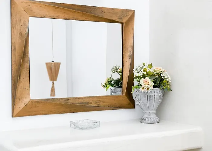 Vinas Place Center ثيرا